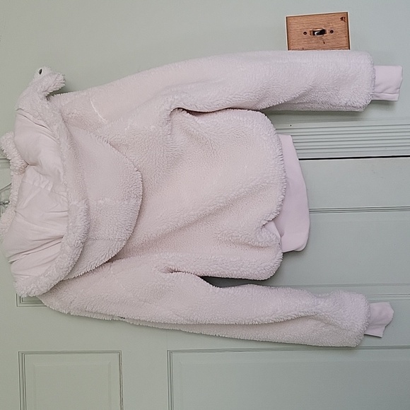 ALO Yoga Foxy Sherpa Jacket in Cream - Picture 2 of 5